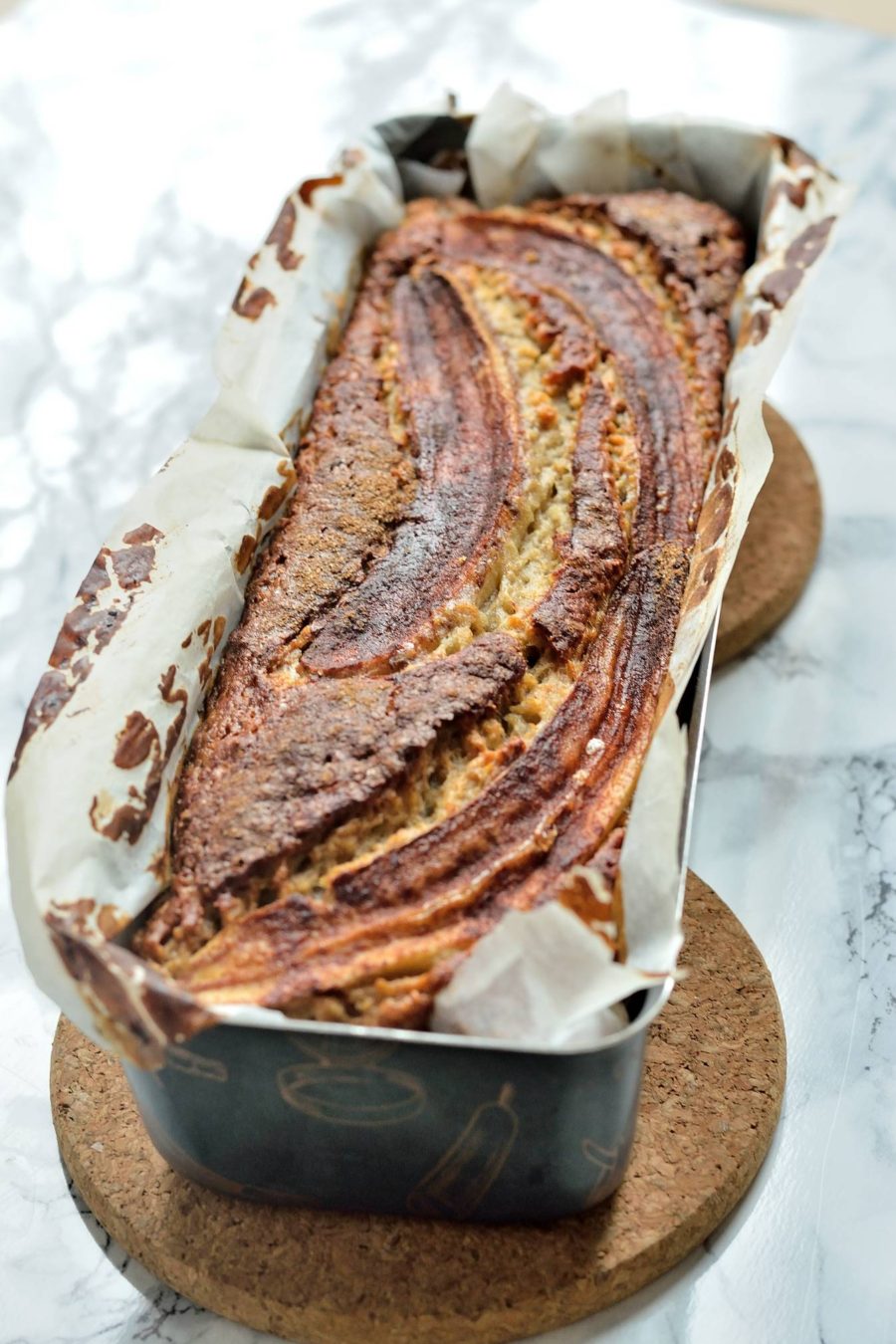 Opskrift på vegansk bananbrød med karameliserede bananskiver