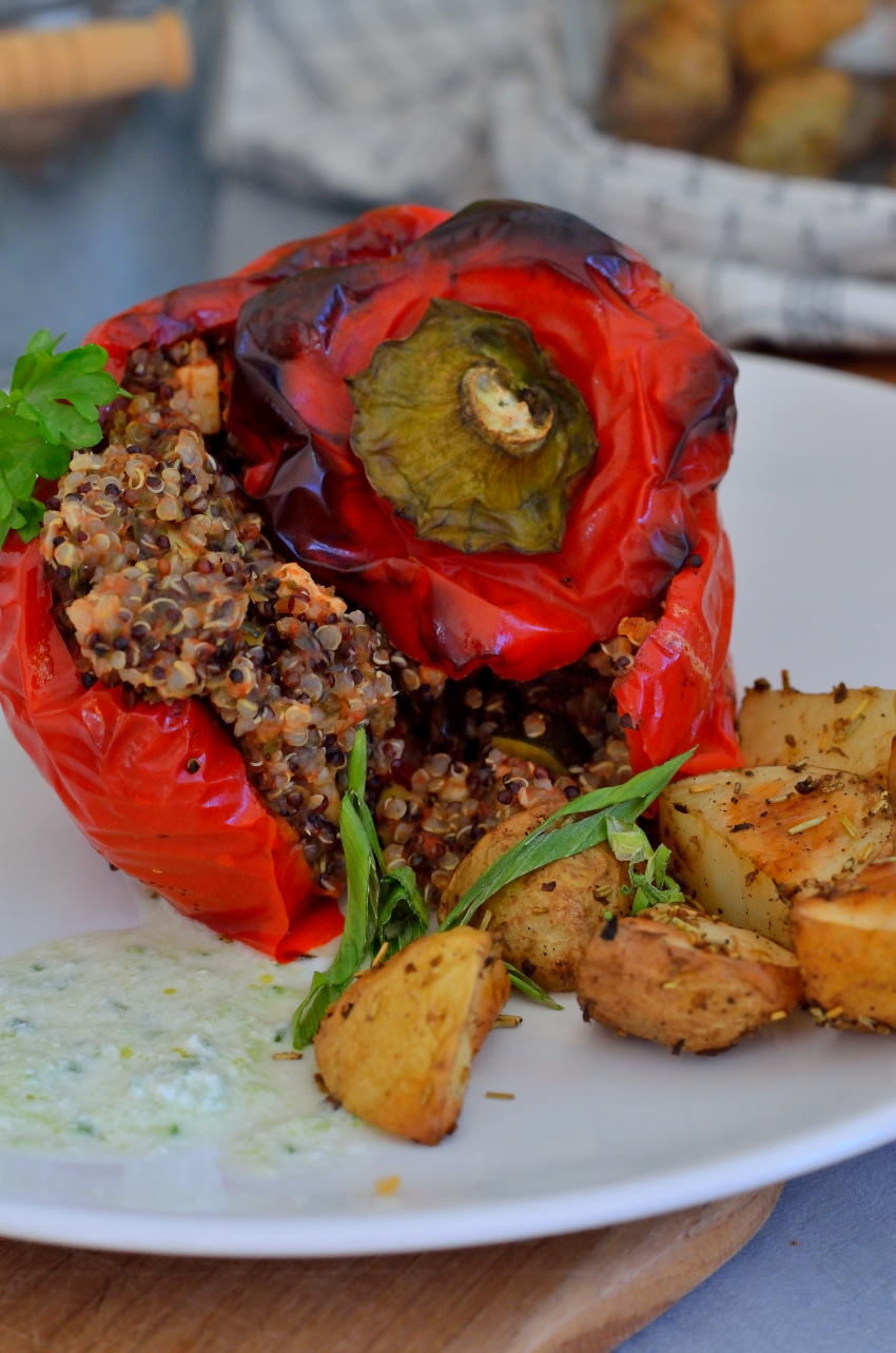 Græsk Yemista - fyldte peberfrugter med quinoa og grønt, serveret med krydrede brasekartofler og tzatziki