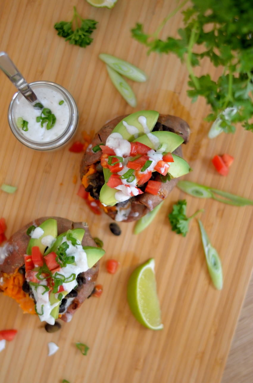 Opskrift på mexicansk inspirerede fyldte søde kartofler med sorte bønner og kokos-/lime dressing