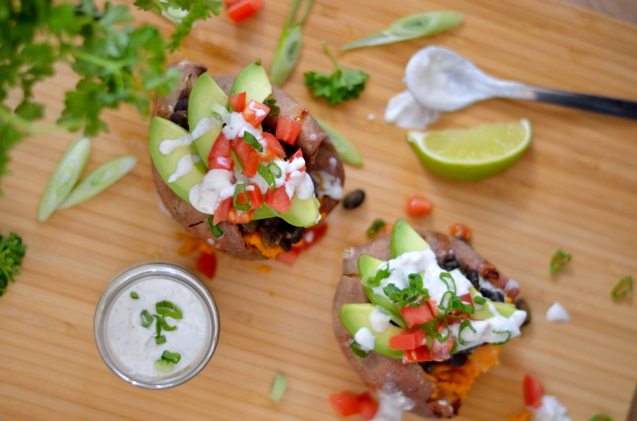 Opskrift på mexicansk inspirerede fyldte søde kartofler med sorte bønner og kokos-/lime dressing